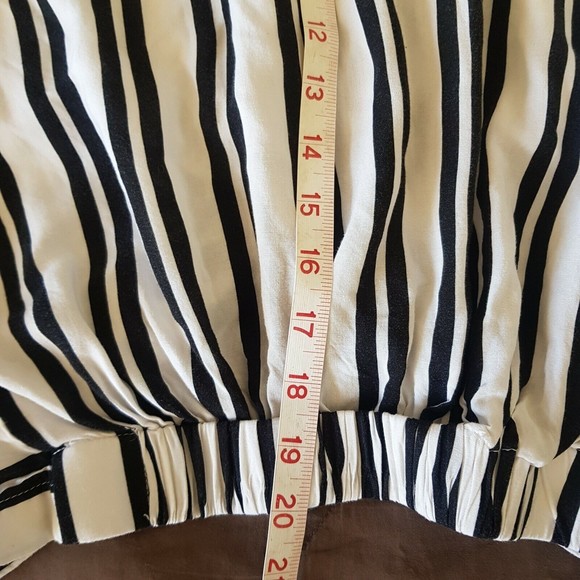Forever 21 Womens Cropped Twist Hem Blouse Short Sleeve Stripe Sz Medium Collar - Picture 12 of 12